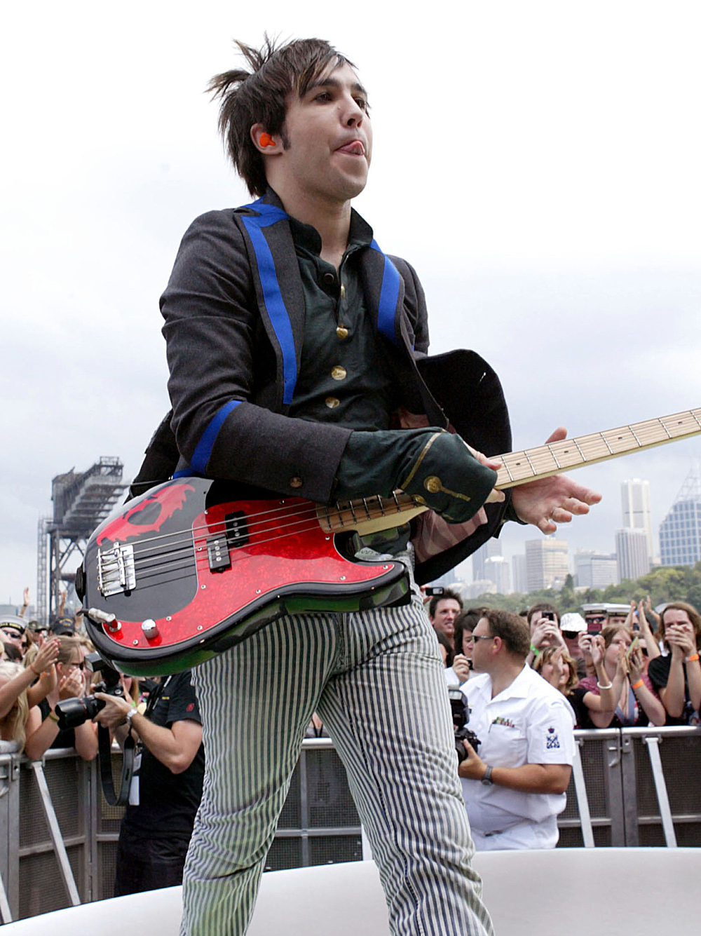 Boy live. Pete Wentz 2007 Live. Pete Wentz Concert. Пит Вентц с гитарой. Pete Wentz with Guitar.