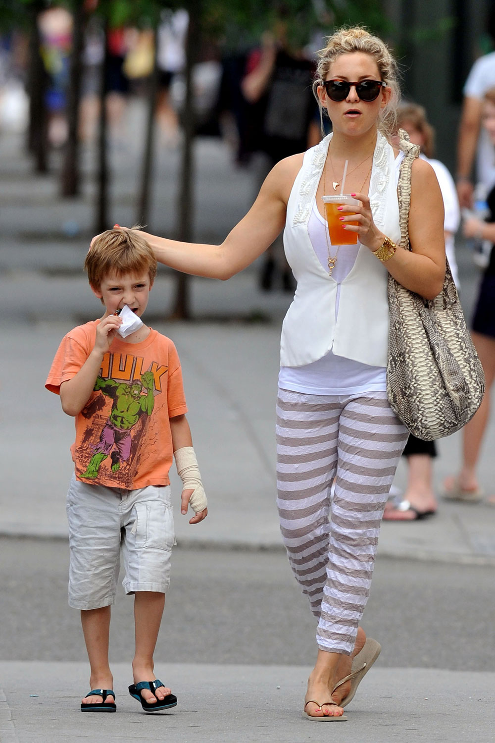 Дети звезд знаменитостей. Кейт Хадсон родители фото. Кейт Хадсон с детьми. Кейт Хадсон и ее сын. Кейт Хадсон с сыном.