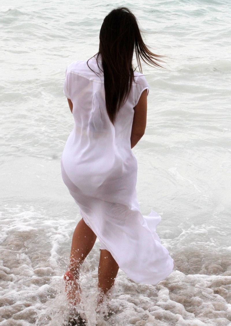 В белом мокром платье