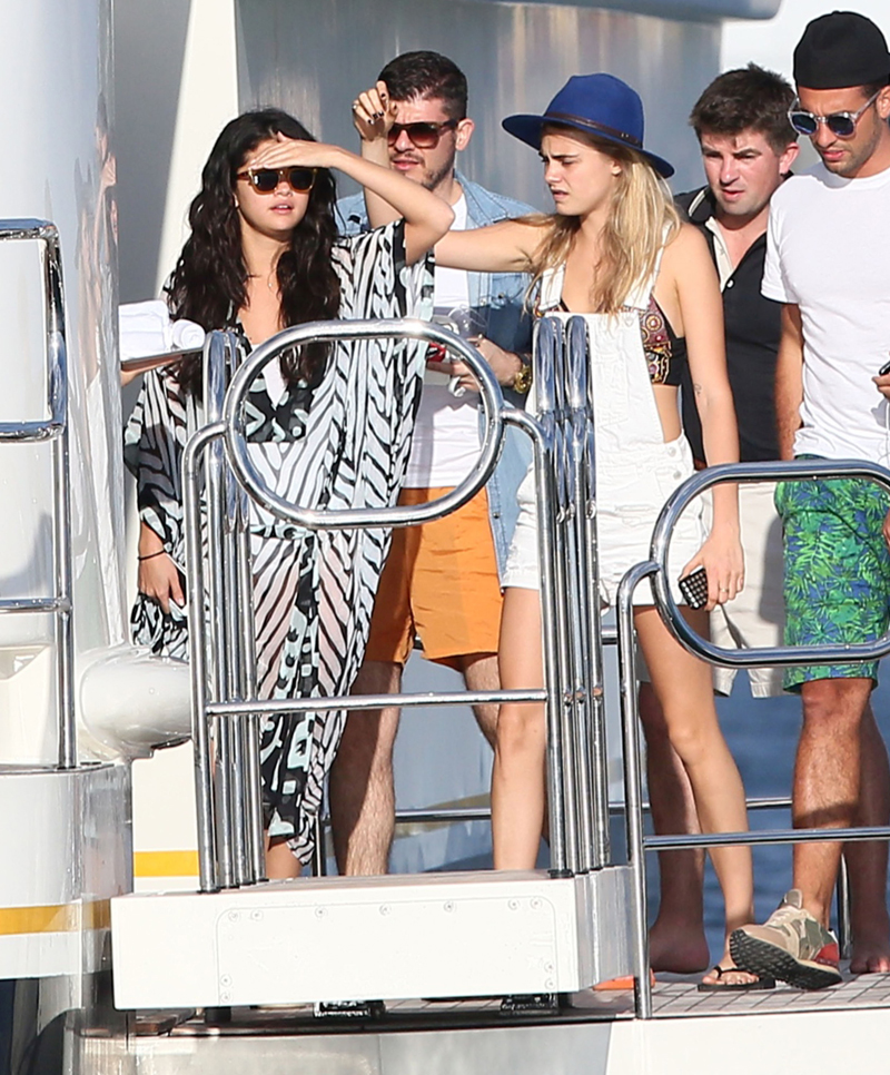 Selena Gomez & Cara Delevingne party on a yacht in Ischia: bad news? 