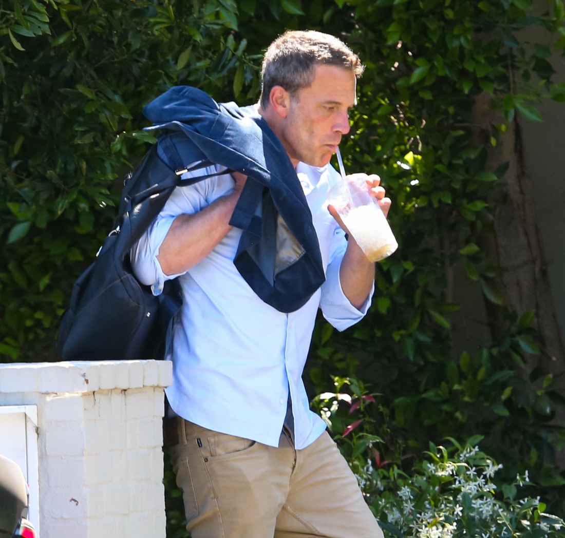 Ben Affleck moved his things out of the Beverly Hills mansion he bought with J.Lo
